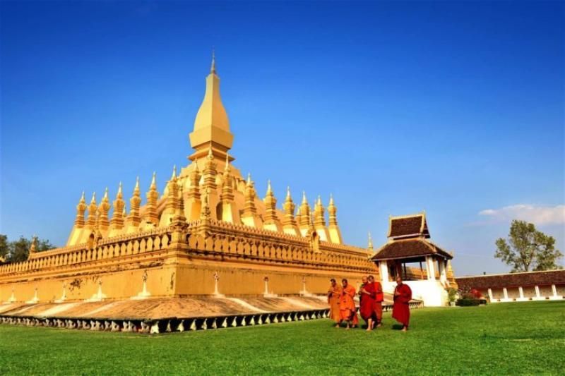 Partir a Asia y descubrir Phat That Luang, en Laos, es una experiencia espiritual y cultural imprescindible para quienes buscan viajes baratos a Asia con un patrimonio histórico excepcional.