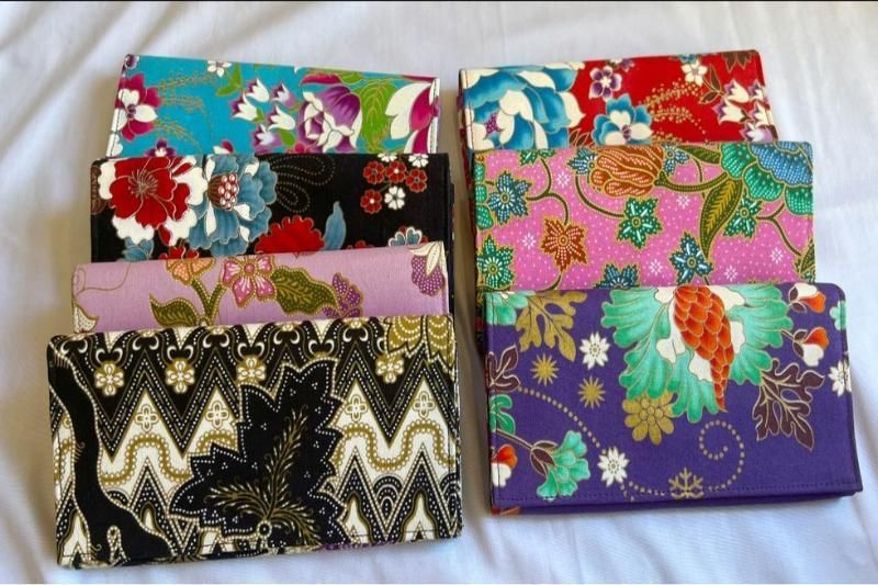 Los productos están hechos con seda camboyana, una artesanía tradicional que responde perfectamente a la pregunta: ¿Qué compras en Camboya?