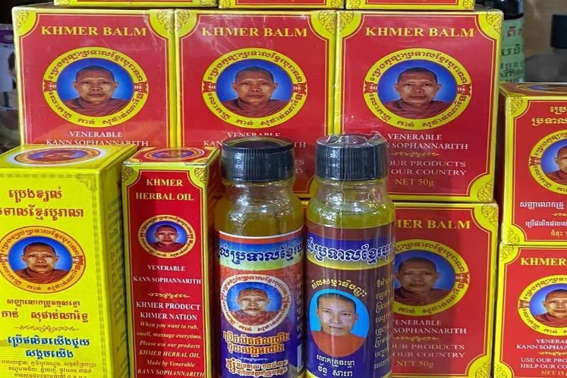 El aceite de hierbas jemer es un producto tradicional muy valorado por sus propiedades naturales, una opción perfecta cuando te preguntas: ¿Qué compras en Camboya?