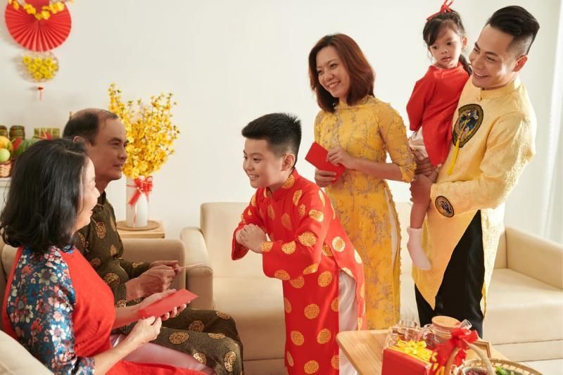 los buenos deseos y los sobres rojos del año nuevo lunar en vietnam