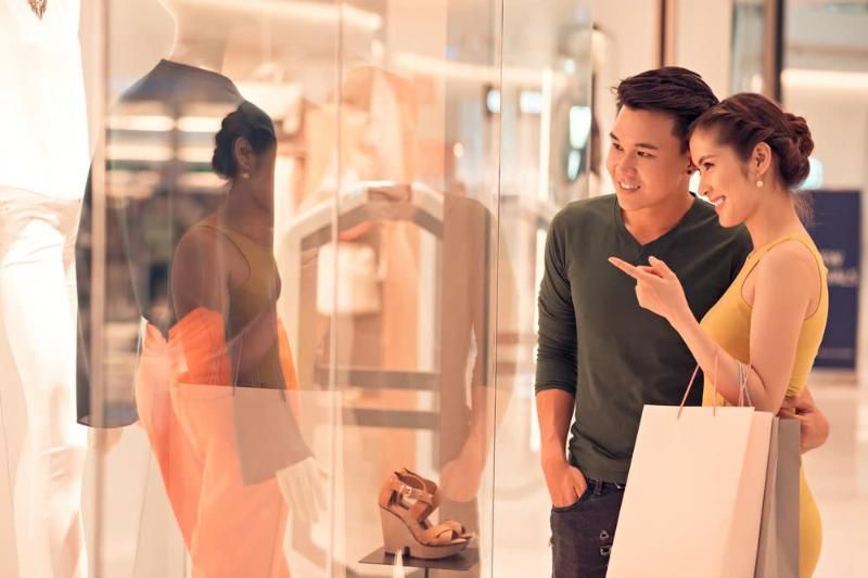 ofrecer ropa es una manera delicada de mostrar su atención y para responder a ¿Qué regalar a una mujer vietnamita?