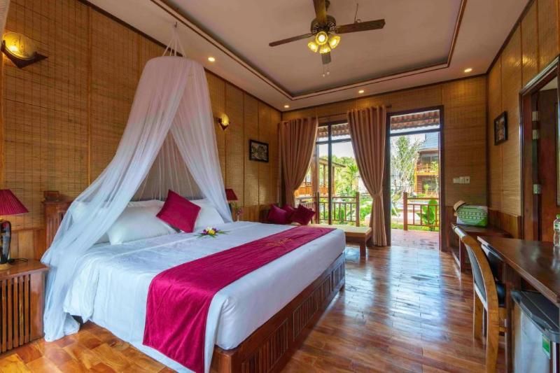El Phu Quoc Bambusa Resort ofrece un entorno tranquilo y rodeado de naturaleza, ideal para relajarse y disfrutar de la isla de otra manera cuando te preguntas: ¿Qué hacer a Phu Quoc?