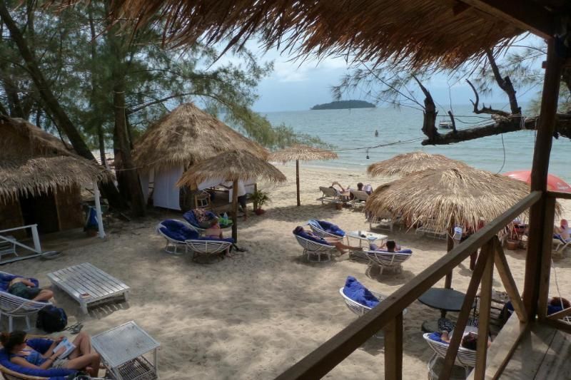 relájate en la terraza del hotel frente a la playa