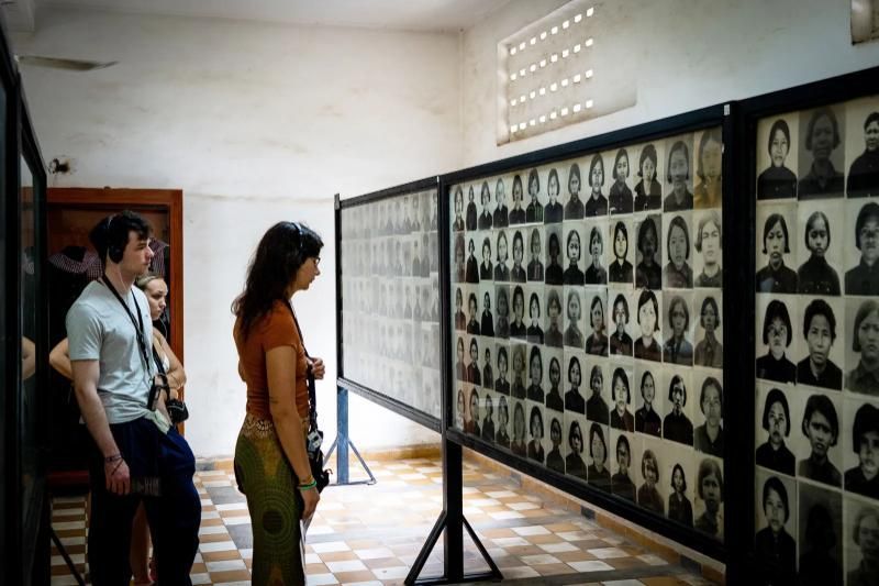 La imagen muestra el museo S21 Tuol Sleng, un lugar de memoria histórica que sitúa Camboya en el mapa como testimonio de su pasado y de la importancia de la memoria colectiva