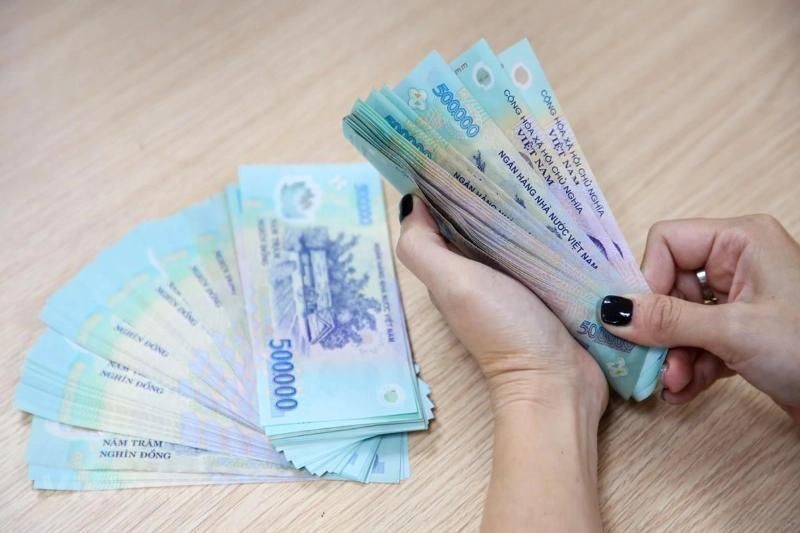 el smic vietnamita es de cuánto La imagen muestra billetes de dong vietnamita, ilustrando el nivel de vida y permitiendo entender mejor cuánto es el smic vietnam en el país