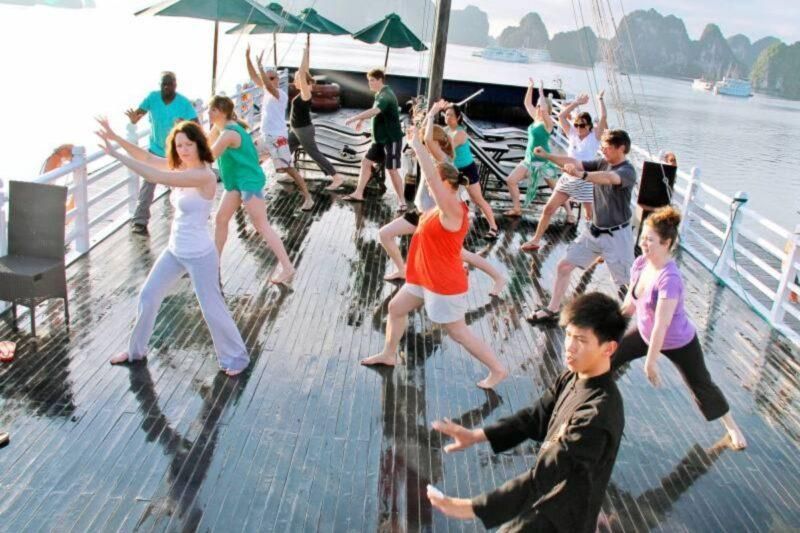 taichi en la bahía de halong