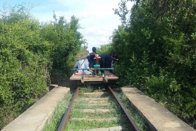 Entrenar bambú es una actividad tradicional que refleja el ingenio y la vida rural local, una experiencia original para los viajeros que desean descubrir viajes baratos a Asia y auténticos.