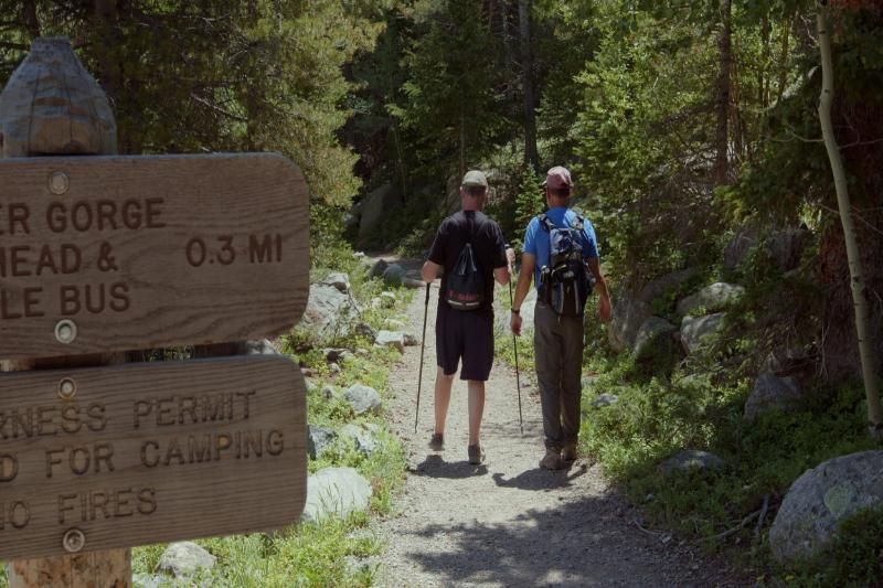 La imagen muestra una experiencia de senderismo en el Parque Nacional de Kep, situando Camboya en el mapa como un destino ideal para los amantes de la naturaleza y la aventura.
