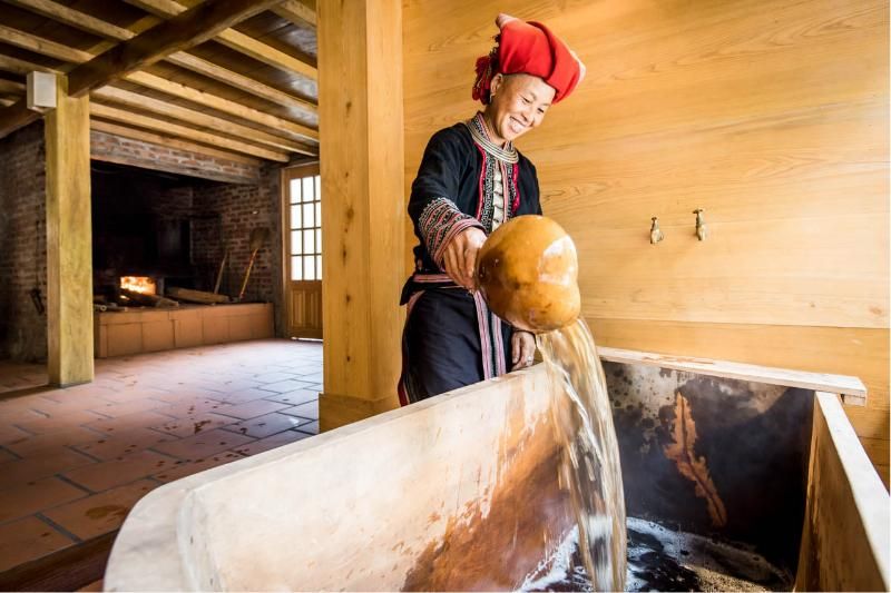 un bain de pieds aux plantes des dao rouges (source christian berg) un bain de pieds aux plantes des Dao Rouges (source :christian berg)