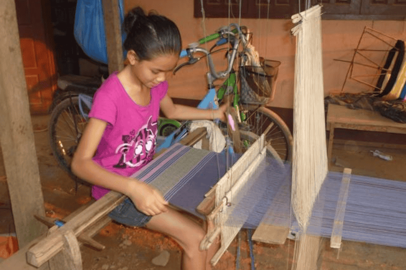 un taller de artesanía con las comunidades
