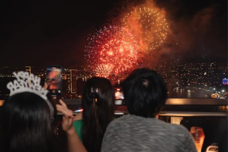 ver los fuegos artificiales (fuente el periódico lao dong)