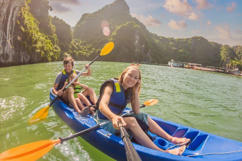 viaje a vietnam en familia – kayak en halong