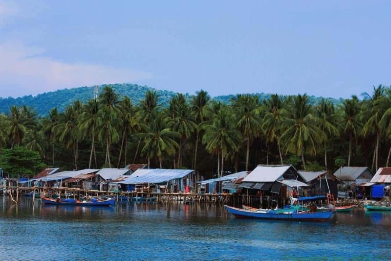 La imagen muestra el pueblo de Rach Vem en Phu Quoc, un lugar auténtico y tranquilo que responde a la pregunta: ¿Qué hacer a Phu Quoc?