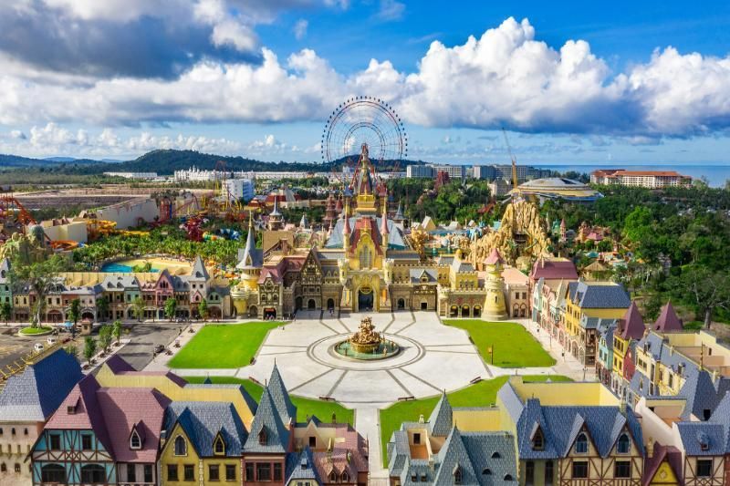 La imagen muestra VinWonders Phu Quoc, un parque de atracciones moderno y espectacular, ideal para divertirse y para responder a la pregunta: ¿Qué hacer a Phu Quoc?