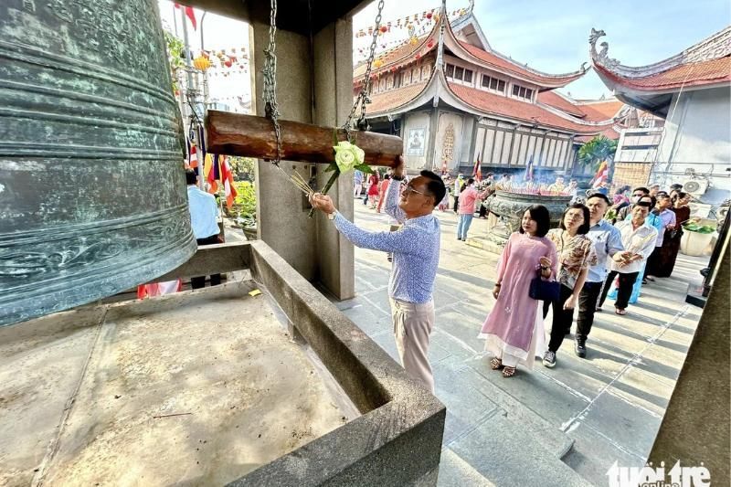 visita a las pagodas (fuente el periódico tuoi tre)