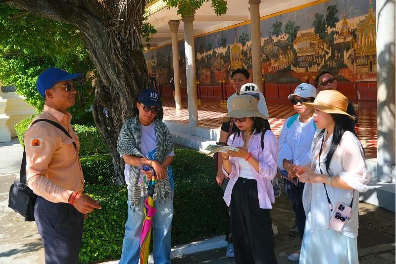 visiter avec le guide pour comprendre mieux le rôle spirituel de la pagode dans la monarchie khmère (source hieu tuyen)
