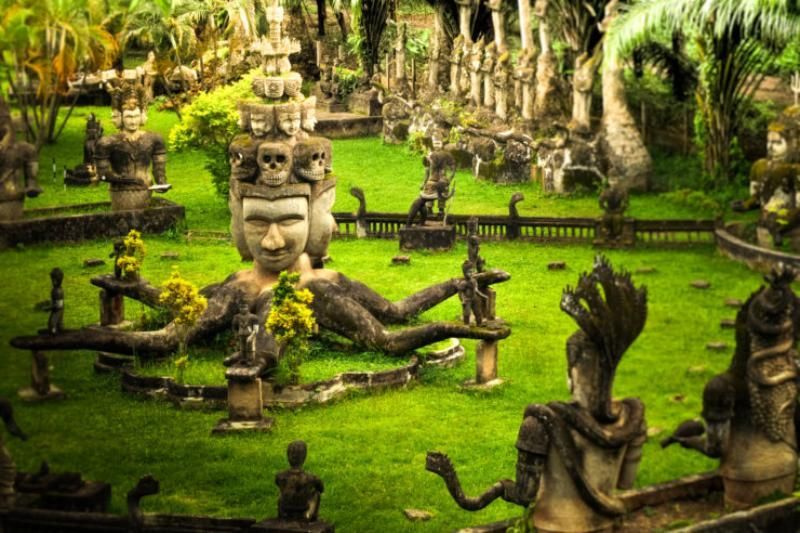 Visitar el Parque del Buda en Vientián es una experiencia cultural sorprendente, ideal para los viajeros que buscan viajes baratos a Asia con lugares únicos y llenos de espiritualidad.