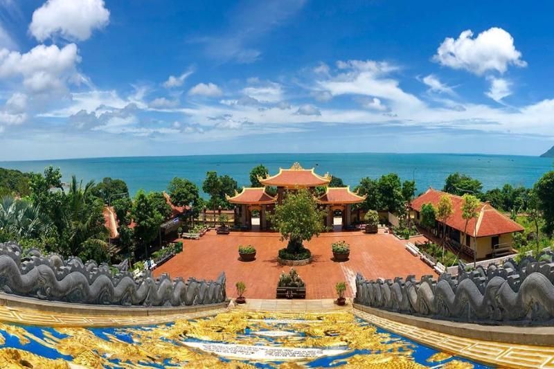 Desde la vista panorámica de la pagoda Ho Quoc, la isla se revela en todo su esplendor, un lugar de paz y contemplación que da una respuesta profunda a la pregunta: ¿Qué hacer a Phu Quoc?