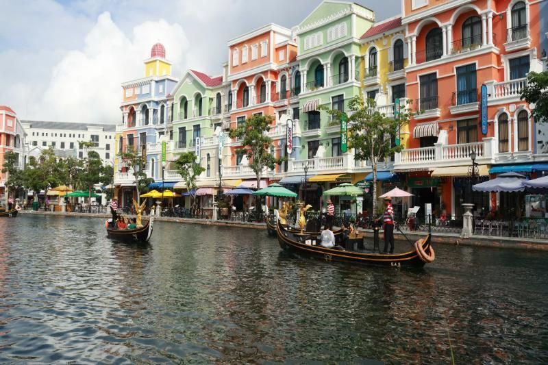 La imagen muestra un paseo en barco por el Gran Mundo, una experiencia romántica y original que responde perfectamente a la pregunta: ¿Qué hacer a Phu Quoc?