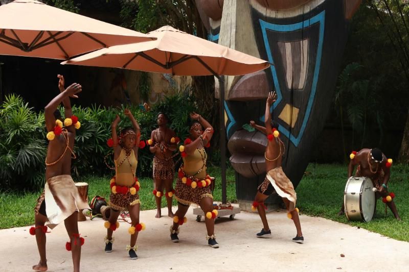 La imagen muestra un baile zulú muy singular en Vin Safari Phu Quoc, una experiencia cultural sorprendente para quienes se preguntan: ¿Qué hacer a Phu Quoc?