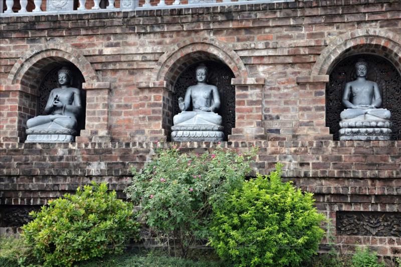 de grandes statues ornent l’esplanade devant le hall principal