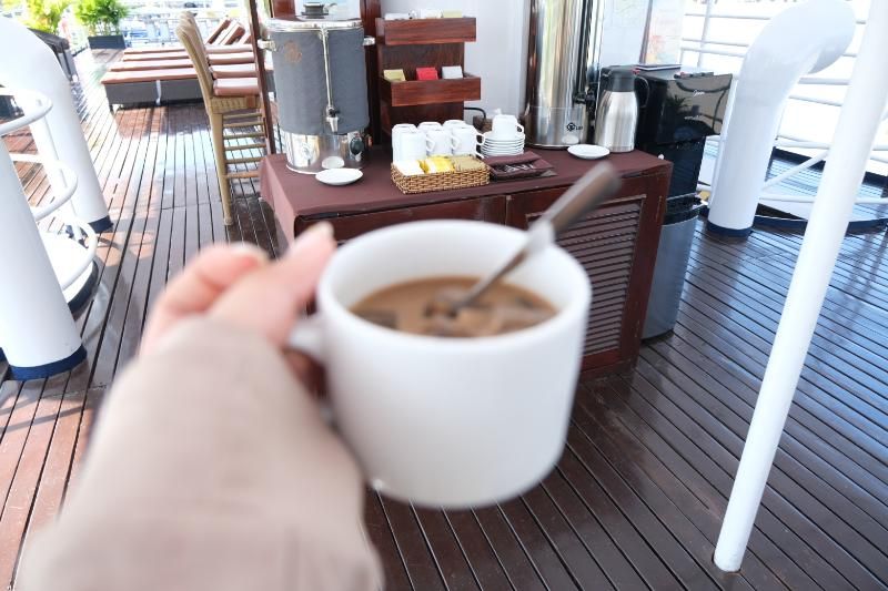 café et du thé sont disponibles en libre-service