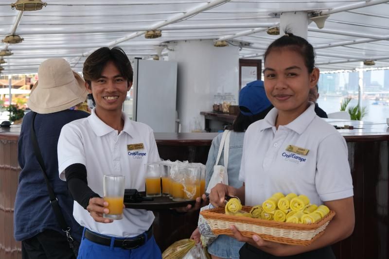 les staff de crosiere mekong toum tiou 2 