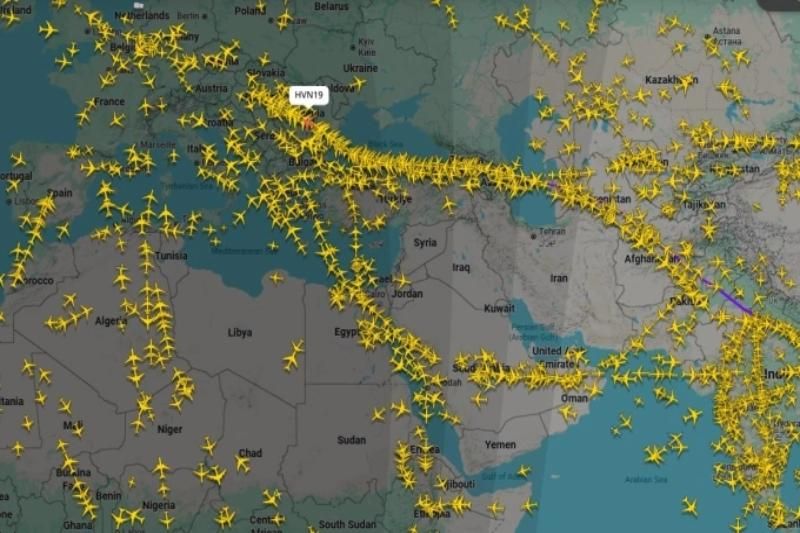 Vol de Vietnam Airlines à destination de la France (en rouge) – itinéraire évitant l’espace aérien du Moyen-Orient. Vol Vietnam Airlines à destination de la France (en rouge) – itinéraire évitant l’espace aérien du Moyen-Orient.