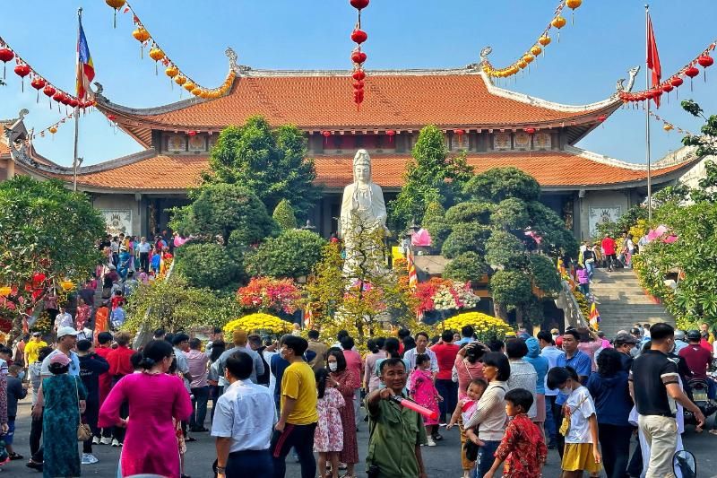 aller au pagode dans l'occasion du tet