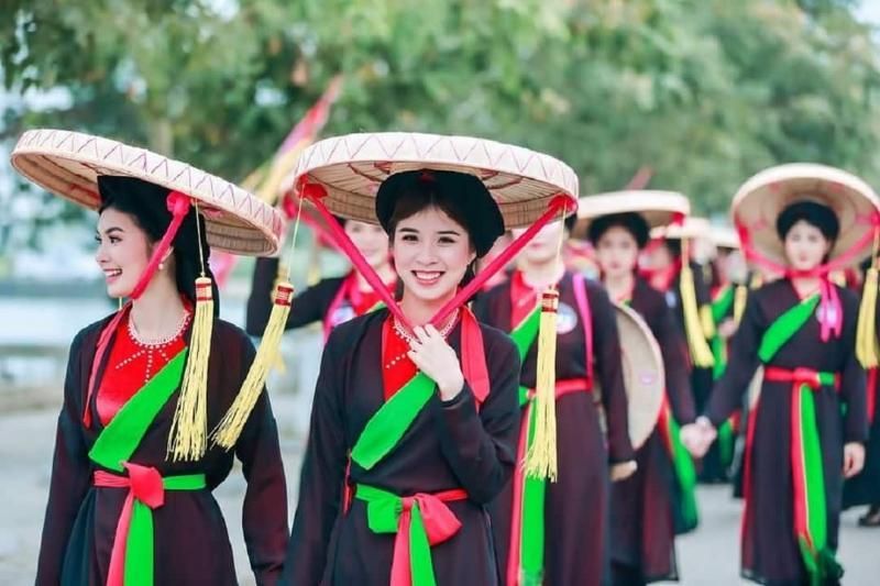 ao tu than el traje tradicional vietnamita