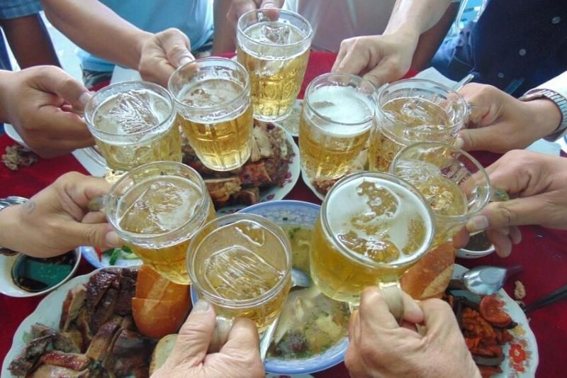 beber cerveza vietnam con helado (spicy food studio)