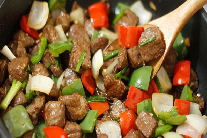 bœuf luc lac avec des poivrons frais sur le poele