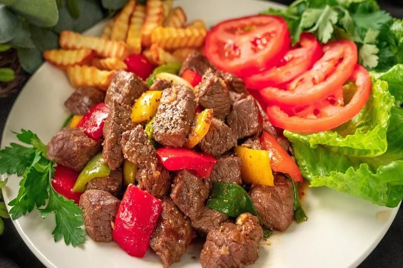 boeuf luc lac avec salads, tomates, frites (1) boeuf luc lac avec salads, tomates, frites (1)