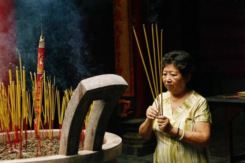 bruler l'encens dans le temple thien hau (1)