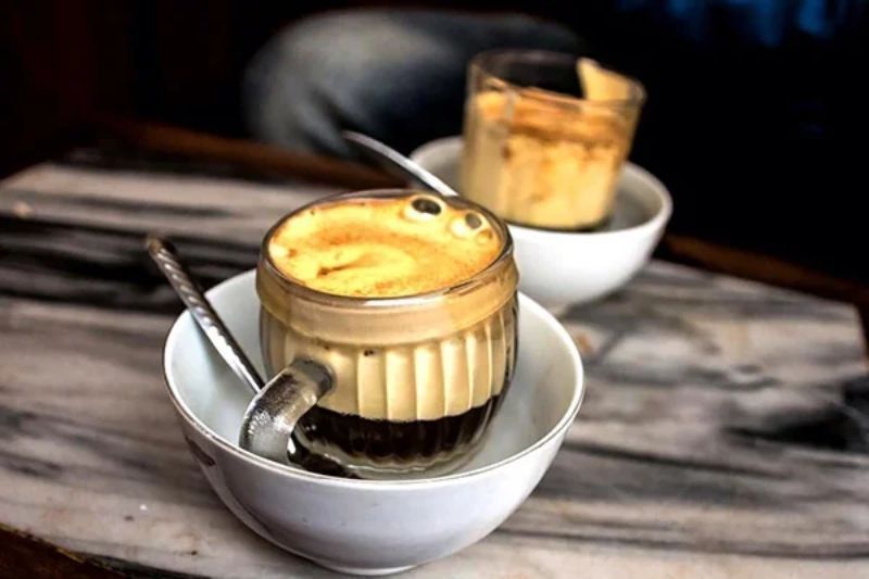 Café con huevos en Hanói (Fuente: Huong Nghiep A Au) Calle del Tren en Hanói 