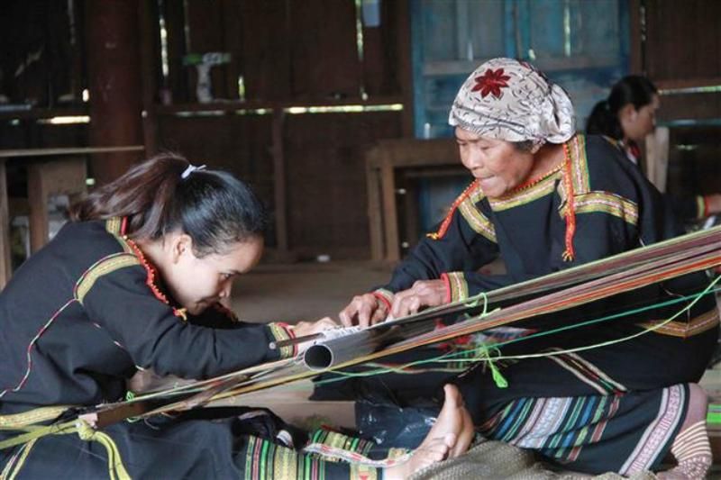 des artisans transmettent aux jeunes générations les techniques de création des motifs de brocart (1)