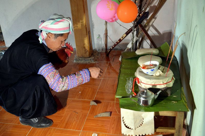 el jefe de familia que representa a la casa y realiza la ceremonia. (fuente vietnamplus+)