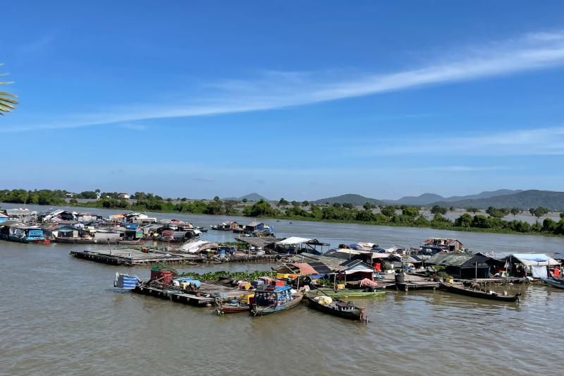 kampong chnang - floating village