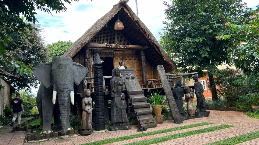 la maison en bois des Êđê, située dans l’enceinte du chef de village ama hrin, fondateur du village ako dhong - source vũ long