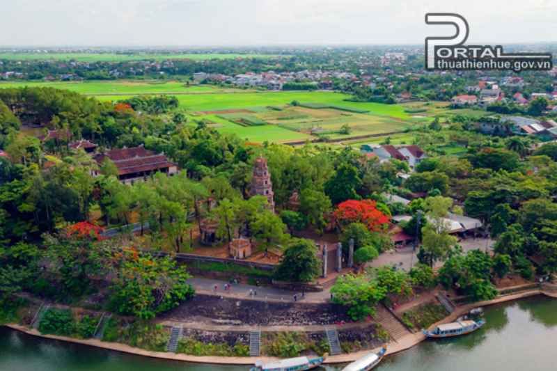 la vista de la pagoda de thien mu