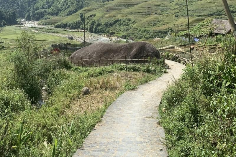 le champ de pierres anciennes sur le chemin vers ta van (1)