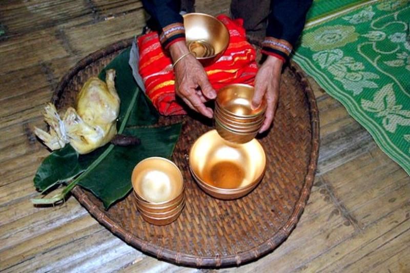 les présents offerts par la famille de la mariée à celle du marié. source báo nhân dân (1)