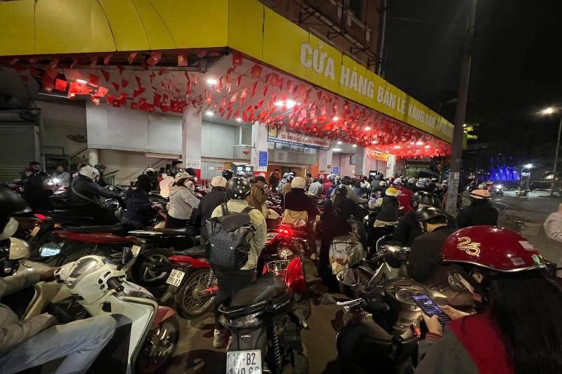 les stations-service au vietnam sont actuellement surchargées en raison d’une demande très élevée, malgré la hausse du prix de l’essence (1)