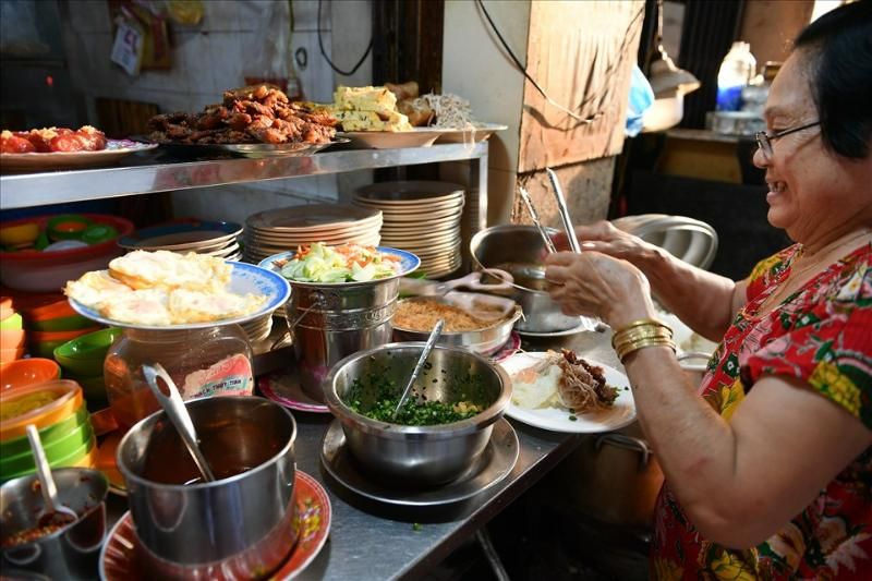 manger un banh mi dans la rue - source le journal lao dong (1)