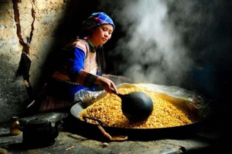 preparación del alcohol de maíz. fuente ubnd tuyen quang