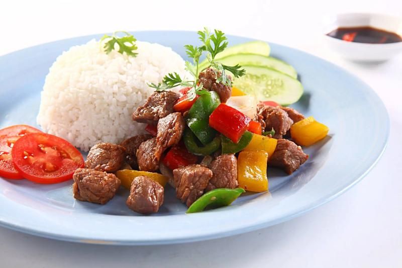 riz avec le bœuf luc lac - un plat vietnamien trop bon et facile à faire chez soi