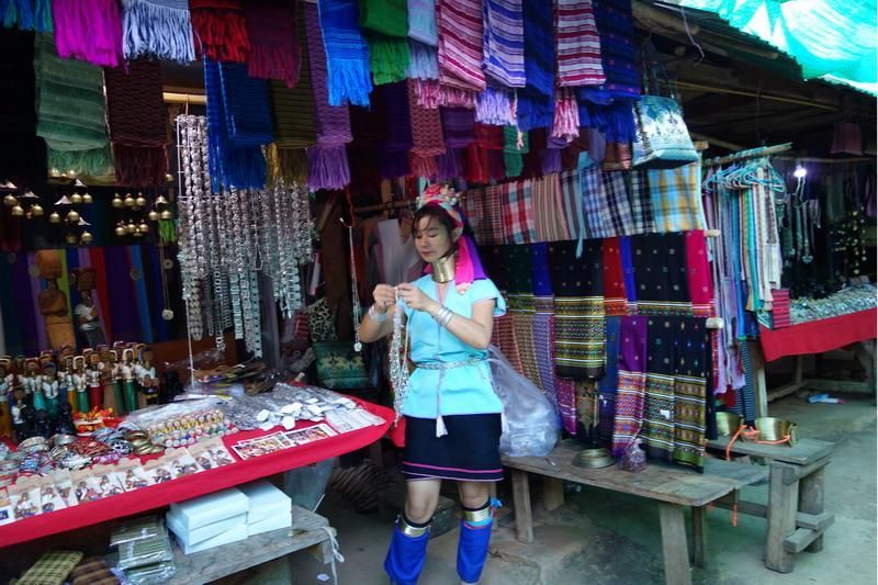 comprar recuerdos en el pueblo de las mujeres con el cuello largo (fuente maehongsonthailand)
