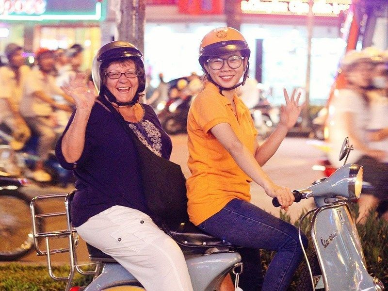 descubrir saigón en una vuelta de vespa (el periódico lao dong)