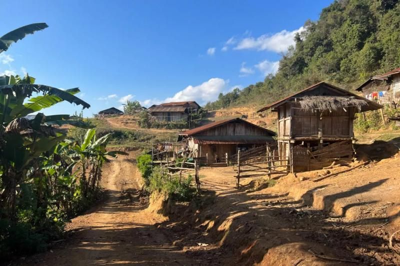 la beauté du villages à phonsaly laos - source brunette at sunset