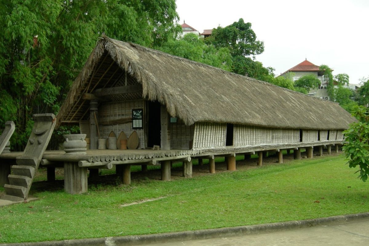 la casa sobre pilotes del pueblo e de de las tierras altas centrales (fuente baodantoc.vn)